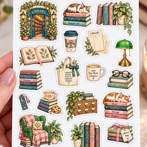 Könnte beinhalten: Ein Stickerbogen mit dem Titel BOOKISH SOUL LIBRARY DAY, der verschiedene Illustrationen zeigt, darunter einen Bibliothekseingang, Bücherstapel, eine schlafende Katze, einen Kaffeebecher, eine grüne Lampe, eine Tragetasche, eine Tasse, eine Brille, einen Sessel und Topfpflanzen.