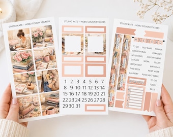 Agenda e Peônias | Kit de Adesivos Hobo Cousin | Adesivos Aconchegantes para Agenda | Kit Semanal Floral Rosa | Adesivos Funcionais para Agenda | Diário Literário