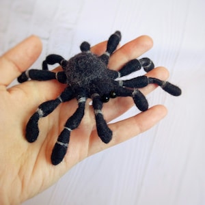Needle felted spider brooch, Black realistic spider pin, tarantula brooch, Gothic jewelry for insect lovers