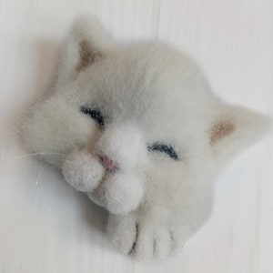 White cat brooch, Felted cat pin, Sleeping kitty as a perfect Christmas gift for cat lovers