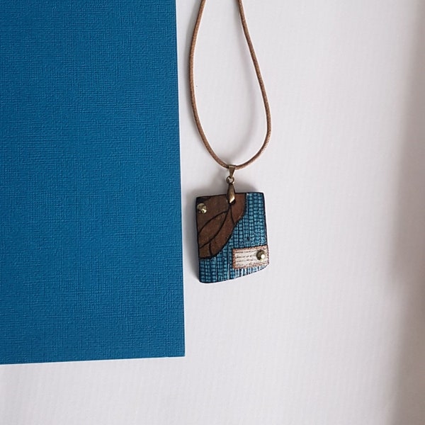 Pendentif léger, BLEU et KRAFT avec petites perles bronze et ruban beige