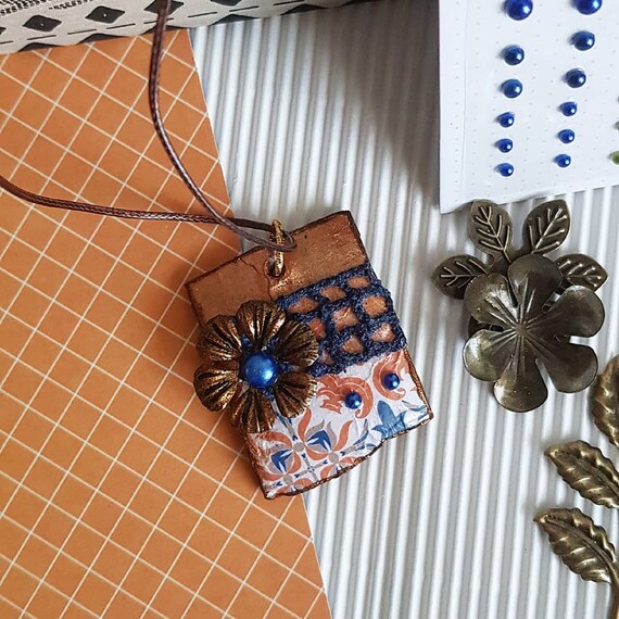 Pendentif 'petite fleur métal' original et unique entièrement fait main en PORCELAINE FROIDE /PAPIER