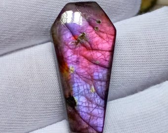 Cabochon en forme de cercueil de labradorite spectrolite : pierre précieuse violette à feu (23,85 carats)