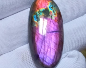 Cabochon ovale de labradorite spectrolite : pierre précieuse au feu violet (47,25 carats)