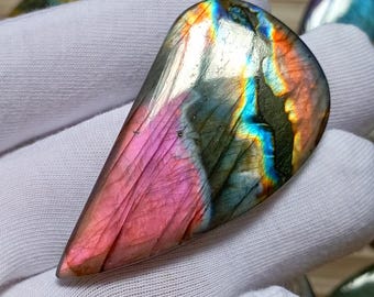 Labradorite Spectrolite AAA++ Cabochon de forme fantaisie : Pierre précieuse de feu violet (68,15 carats)