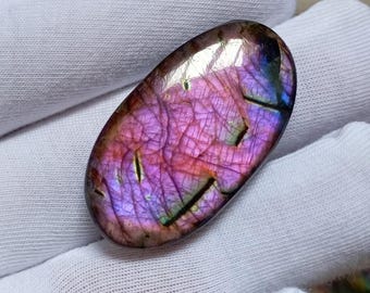 Cabochon de labradorite Spectrolite Purple Fire : 42,30 carats, forme ovale, pierre précieuse artisanale non traitée.