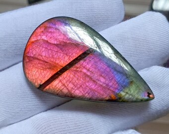 Magnifique cabochon en forme de poire de labradorite spectrolite : pierre précieuse au feu violet (59,85 carats)