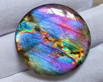 Cabochon rond de labradorite spectrolite : pierre précieuse au feu violet (60,55 carats)