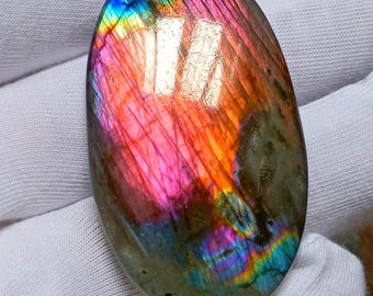 Cabochon ovale de labradorite spectrolite : Pierre précieuse aux reflets arc-en-ciel (90,30 carats)