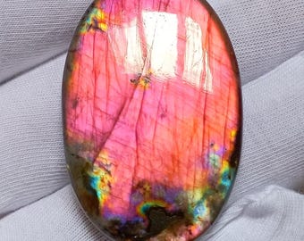 Cabochon de labradorite Spectrolite violette à feu : 68 carats, forme ovale, pierre précieuse artisanale non traitée