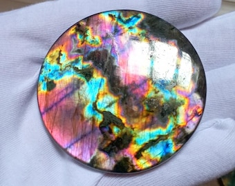 Cabochon rond de labradorite spectrolite taille câlin : pierre précieuse au feu violet (180 carats)