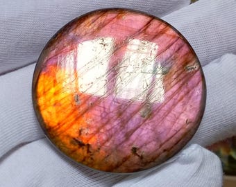 Cabochon de labradorite Spectrolite Purple Fire : 86,20 carats, forme ronde, pierre précieuse artisanale non traitée.