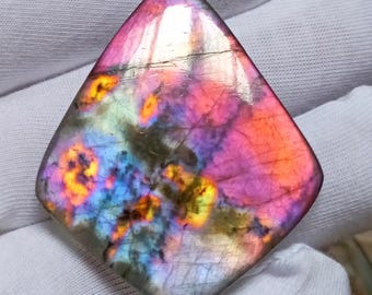 Labradorite Spectrolite AAA++ Cabochon de forme fantaisie : Pierre précieuse de feu violet (78,80 carats)
