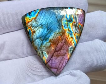 Cabochon de Labradorite Spectrolite rare, forme fantaisie : pierre précieuse aux reflets violets (83,20 carats)