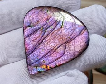 Cabochon en forme de cœur de labradorite spectrolite Gorges : pierre précieuse au feu violet (78,10 carats)