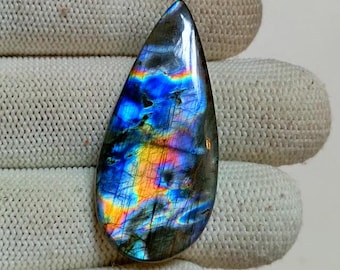 Cabochon de labradorite multi-feu : 33,55 carats de pierres précieuses en vrac en forme de poire