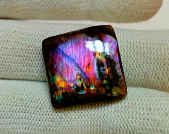 Cabochon violet spectrolite labradorite : 35,55 carats de pierre précieuse en coussin