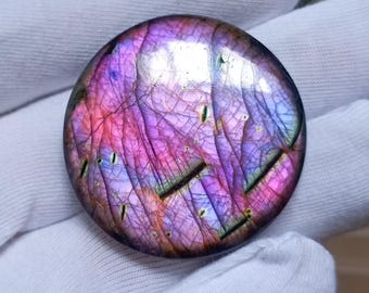 Cabochon rond en spectrolite rare de labradorite : pierre précieuse au feu violet (70,70 carats)