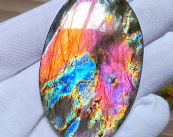 Grand cabochon ovale de labradorite Spectrolite : pierre précieuse au feu violet (158,35 carats)