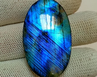 Cabochon ovale bleu de labradorite de feu : 75,80 carats de pierres précieuses en vrac (44 x 27 x 7 mm)