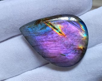 Cabochon rare en forme de poire de labradorite spectrolite : pierre précieuse au feu violet (38,20 carats)