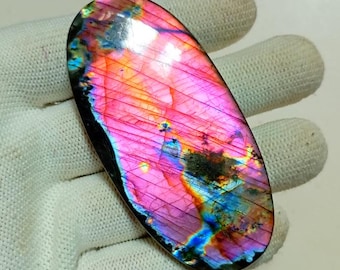 Cabochon ovale violet de labradorite de feu : 183,90 carats de pierres précieuses en vrac