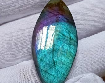 Cabochon unique en forme de marquise de labradorite spectrolite : pierre précieuse violette à feu (41,80 carats)