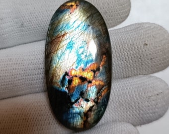 Cabochon ovale en spectrolite de labradorite : 73,90 carats de pierres précieuses en vrac