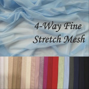 Op de afbeelding: Een close-up van een lichtblauwe 4-weg fijne stretch mesh stof. De stof wordt getoond in verschillende kleuren, waaronder wit, beige, roze, paars, rood, groen, blauw, grijs en zwart.