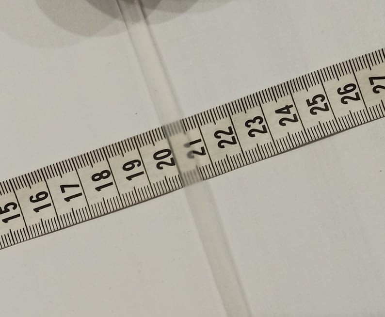 Puede incluir: Una cinta m&eacute;trica blanca con n&uacute;meros negros del 15 al 27.