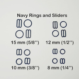 Op de afbeelding: Assortiment van donkerblauwe metalen ringen en glijders in vier maten: 15 mm (5/8 inch), 12 mm (1/2 inch), 10 mm (3/8 inch) en 8 mm (1/4 inch).