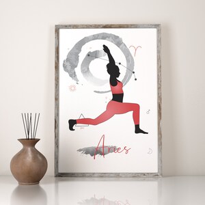 Op de afbeelding: Een digitale illustratie van een vrouw in een yogapose, met een rode en zwarte outfit, tegen een grijze aquarel achtergrond. De illustratie bevat het sterrenbeeld Ram en het woord "Ram".