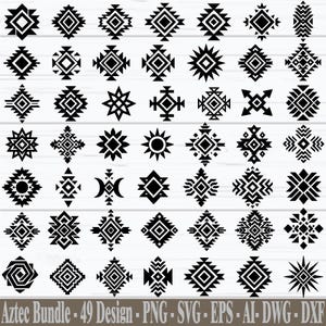 Puede incluir: Un conjunto de 49 diseños aztecas negros en diversas formas geométricas, incluyendo diamantes, estrellas y soles. Los diseños se muestran sobre un fondo de madera blanca. El texto en la parte inferior dice "Aztec Bundle - 49 Design - PNG - SVG - EPS - AI - DWG - DXF."