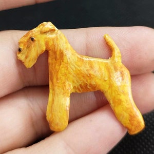 レイクランドテリアのリアルなブローチ/ペンダント/ショークリップ（犬用ギフト ショードッグ 小さなライオンデザイン）/