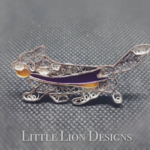 Welsh Corgi Cardigan/ Pembroke brosch i sterlingsilver (/nålhalsband i guld, gåva, konstfiligran, utställningshund, litet lejon, design)/