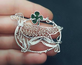 Irländsk setter i sterlingsilver, hänge, halsband, brosch, emalj, litet lejondesign, filigranhund