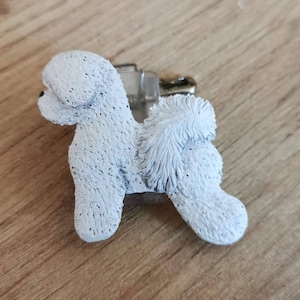 ビションフリーゼのリアルなブローチ/ペンダント/ショークリップ（犬用ギフト ショードッグ 小さなライオンデザイン）/