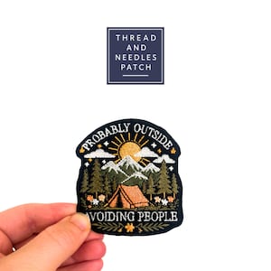 Può includere: Toppa ricamata con una scena di campeggio con una tenda, montagne, alberi e la scritta "Probably Outside Avoiding People". La toppa ha un bordo nero e un quadrato blu navy con la scritta "Thread and Needles Patch."