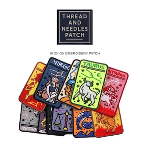 Op de afbeelding: Een verzameling kleurrijke opstrijkbare borduurpatches met sterrenbeeldtekens. Elke patch toont een unieke illustratie en de naam van het teken. Een aparte patch met de tekst "THREAD AND NEEDLES PATCH" is ook zichtbaar.