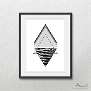 Op de afbeelding: Een witte keramische mok met een zwart handvat en de tekst "But First, Coffee" in een zwarte, handgeschreven lettertype. De mok staat op een wit oppervlak.