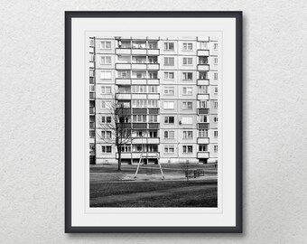 Edificio de apartamentos de la era soviética, patio con columpio, fotografía de arquitectura en blanco y negro, arte de pared imprimible, descarga digital instantánea