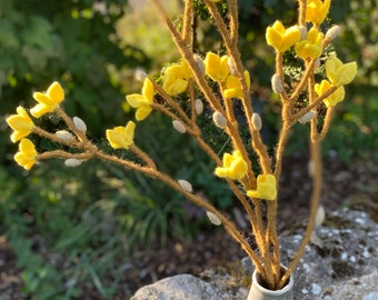 handgefilzter großer Zweig mit gelben Glöckchen Blüten / Forsythie (ca. 60 cm) - Filz - Filzblumen Osterzweig Ostern Osterstrauch