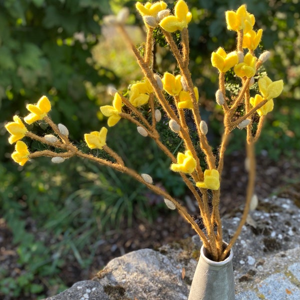 handgefilzter großer Zweig mit gelben Glöckchen Blüten / Forsythie (ca. 60 cm) - Filz - Filzblumen Osterzweig Ostern Osterstrauch