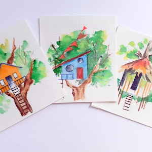 Può includere: Tre dipinti ad acquerello di fantasiose case sugli alberi. Ogni casa sull'albero è unica, con colori vivaci come arancione, blu e marrone. L'opera presenta scale, alberi e fogliame verde, creando una scena giocosa e fantasiosa.