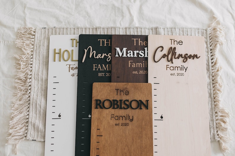 Puede incluir: Cinco tablas de crecimiento de madera con diferentes nombres de familia y fechas de establecimiento. Las tablas son de color blanco, negro, marr&oacute;n y madera clara. Los nombres son "Hol", "Mars", "Marsh", "Collinson" y "Robison".