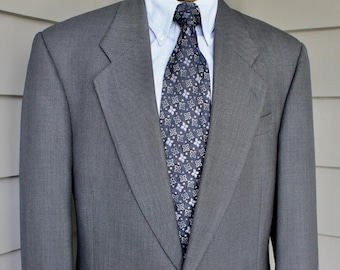 vintage -Jack Victor- Men's 2 piece suit. Gray Bird's eye - 100% Wool. SB - 2 button jacket. Triple pleat pant. US Size 42 Lng x 3". Canada