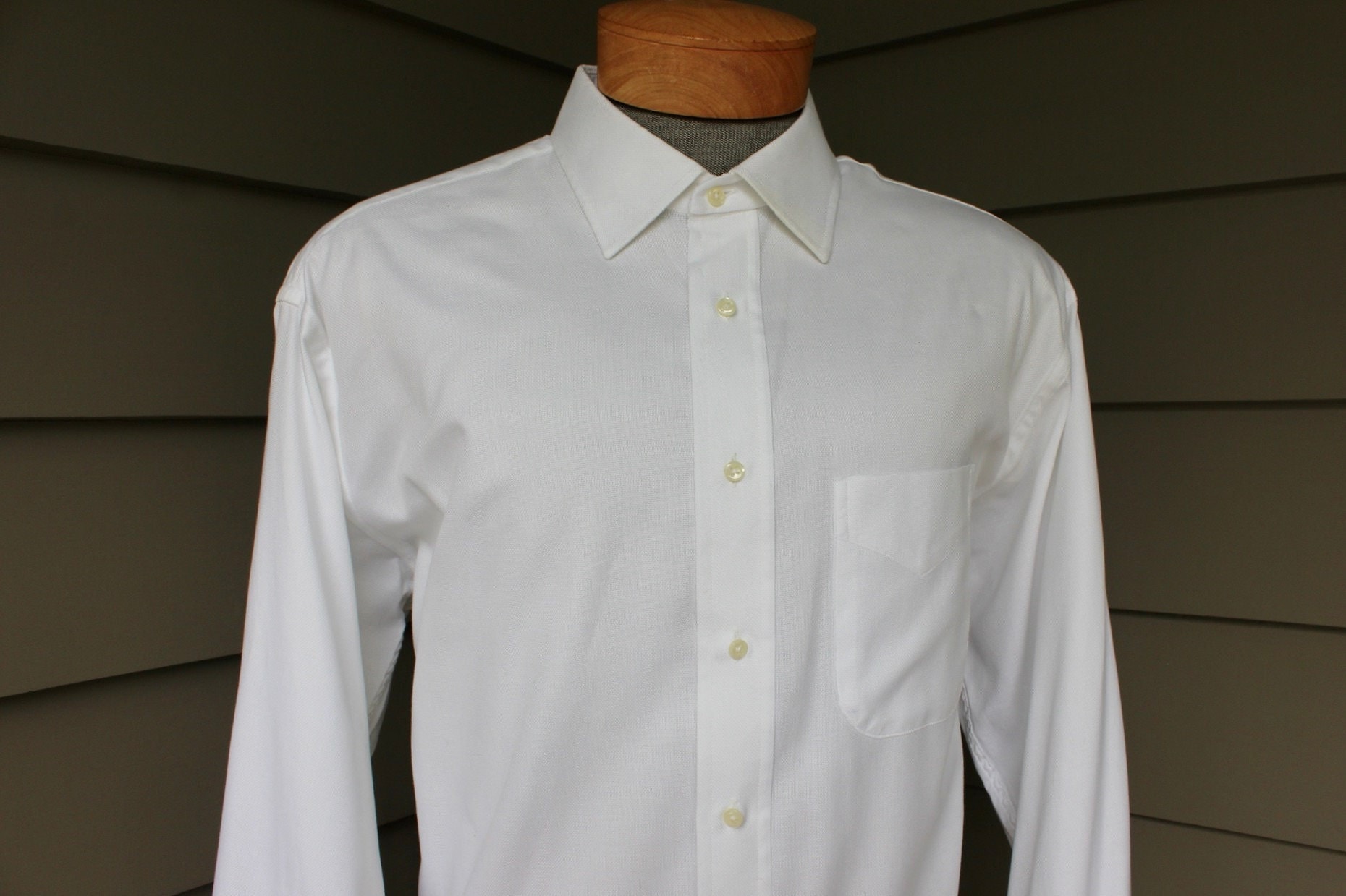 newer vintage -Gitman GOLD- Men's dress shirt. Like 'New'. Pure White Oxford cloth - Loose weave. Cotton. Extra Large - 17 x 34. Made in USA