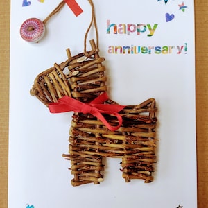 Carte d'anniversaire avec un chien en saule et un lettrage arc-en-ciel, parfaite pour un 9e anniversaire de mariage