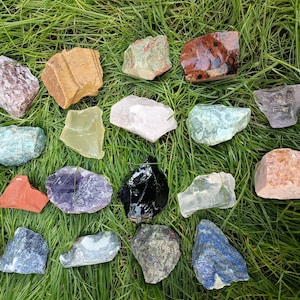 2lb 18 pcs Raw Assorted Mixed Crystal Set Large Chunks, Most Popular Raw Crystals (Healing Crystals and Stones)