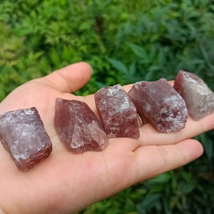 Roher Erdbeerquarz Chunk